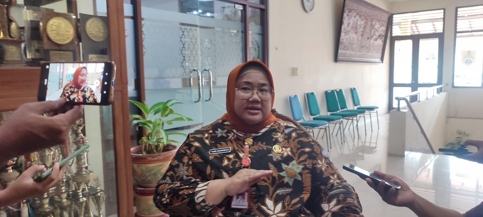 Bupati Sragen Kusdinar Untung Yuni Sukowati usai dicoklit. (Ahmad Khairudin/Radar Solo)