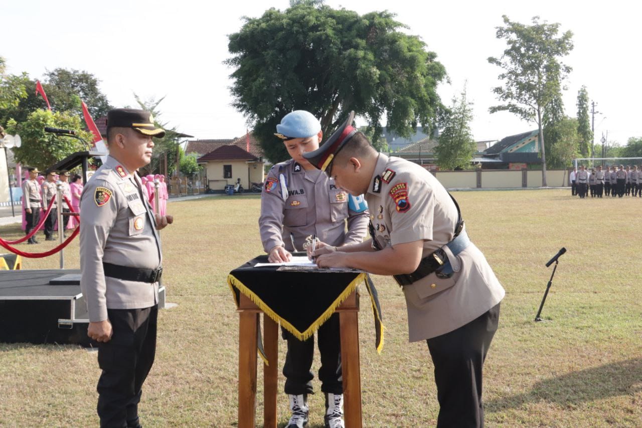 Kapolres Sragen AKBP Petrus Parningotan Silalahi (kiri) lantik tiga pejabat baru. (Ahmad Khairudin/Radar Solo)
