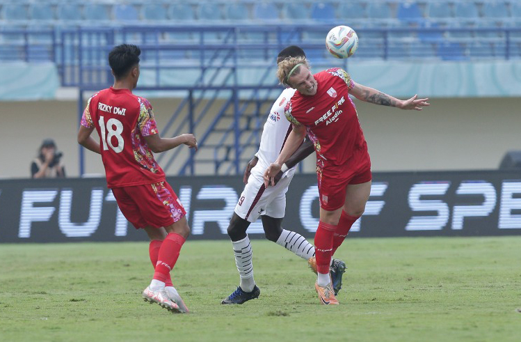 Bek Persis Solo Kunde (kanan) saat melawan PSM Makassar di Stadion Si Jalak Harupat Bandung (22/7/2024).