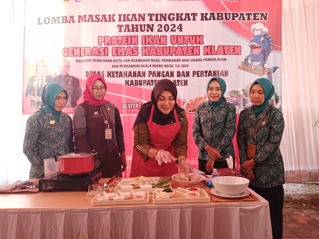 Bupati Klaten Sri Mulyani saat mencicipi masakan salah satu peserta lomba masak ikan tingkat kabupaten 2024. (Angga Purenda/Radar Solo)