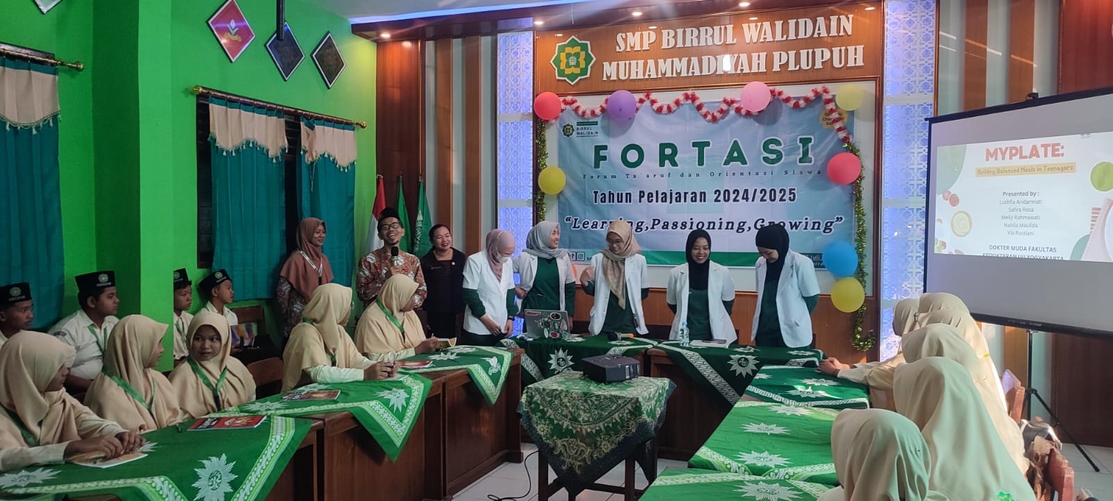 SMP Birrul Walidain Muhammadiyah Plupuh kedatangan pegawai puskesmas yang memberikan penjelasan tentang makanan bergizi ke para siswa.