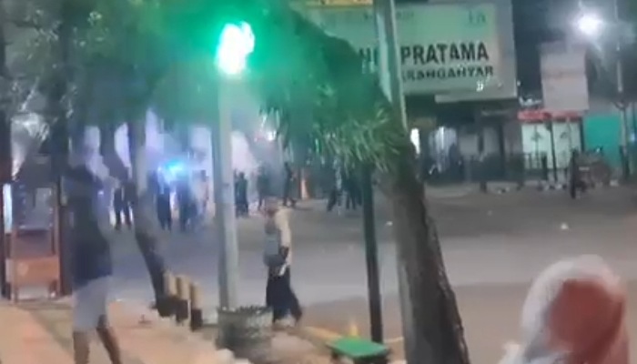 Massa perguruan silat yang geruduk Mapolres Karanganyar bubarkan diri usai ditembak gas air mata, Senin (22/7) malam.