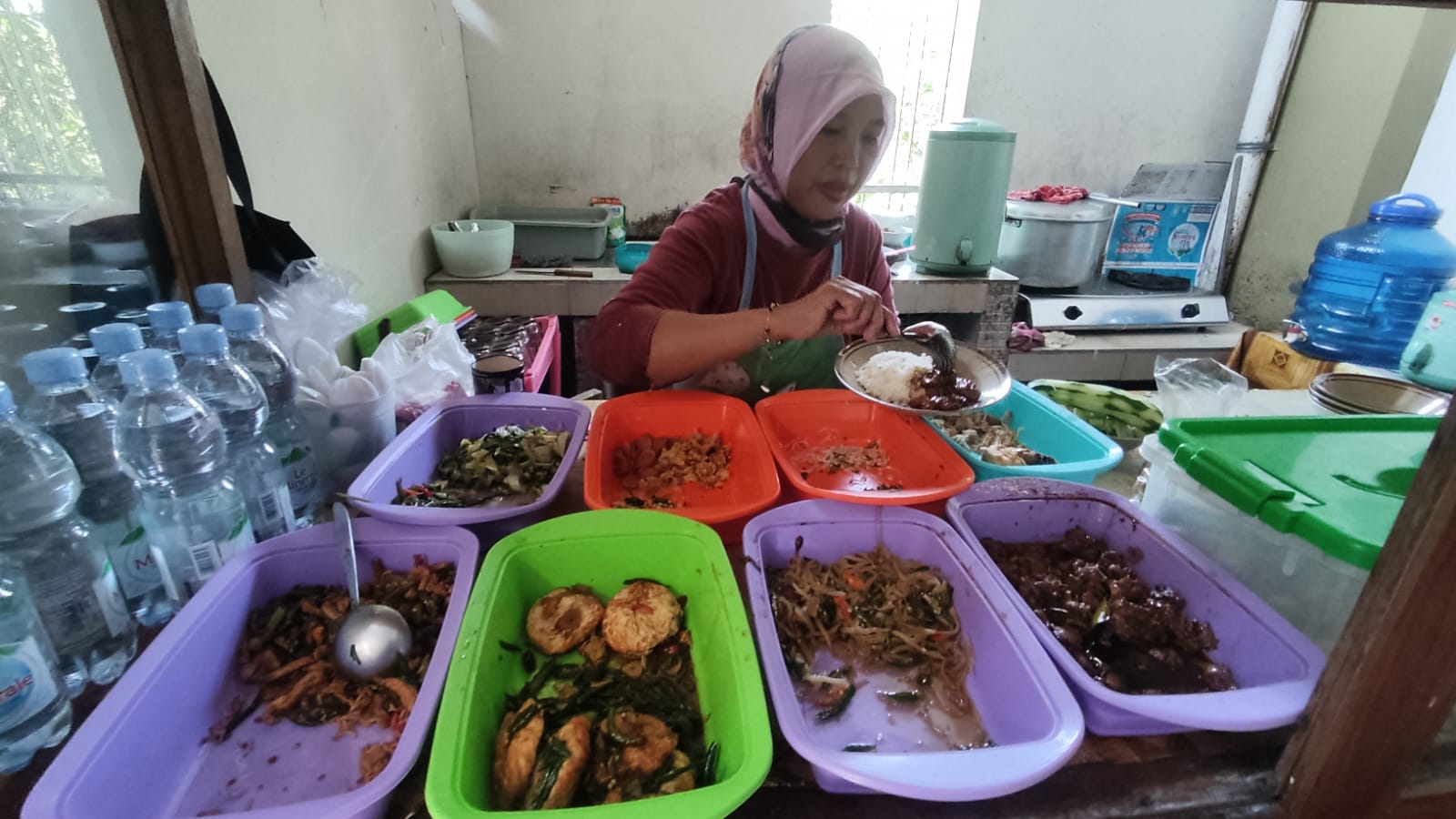 Mbak Tun, pemilik kantin di SMAN 1 Wonogiri menyiapkan pesanan radarsolo.com, Selasa (23/7/2024).