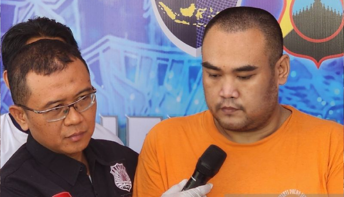 Tersangka penjual video asusila anak dihadirkan saat pers rilis di Ditkrimsus Polda Jateng, Selasa (23/7).