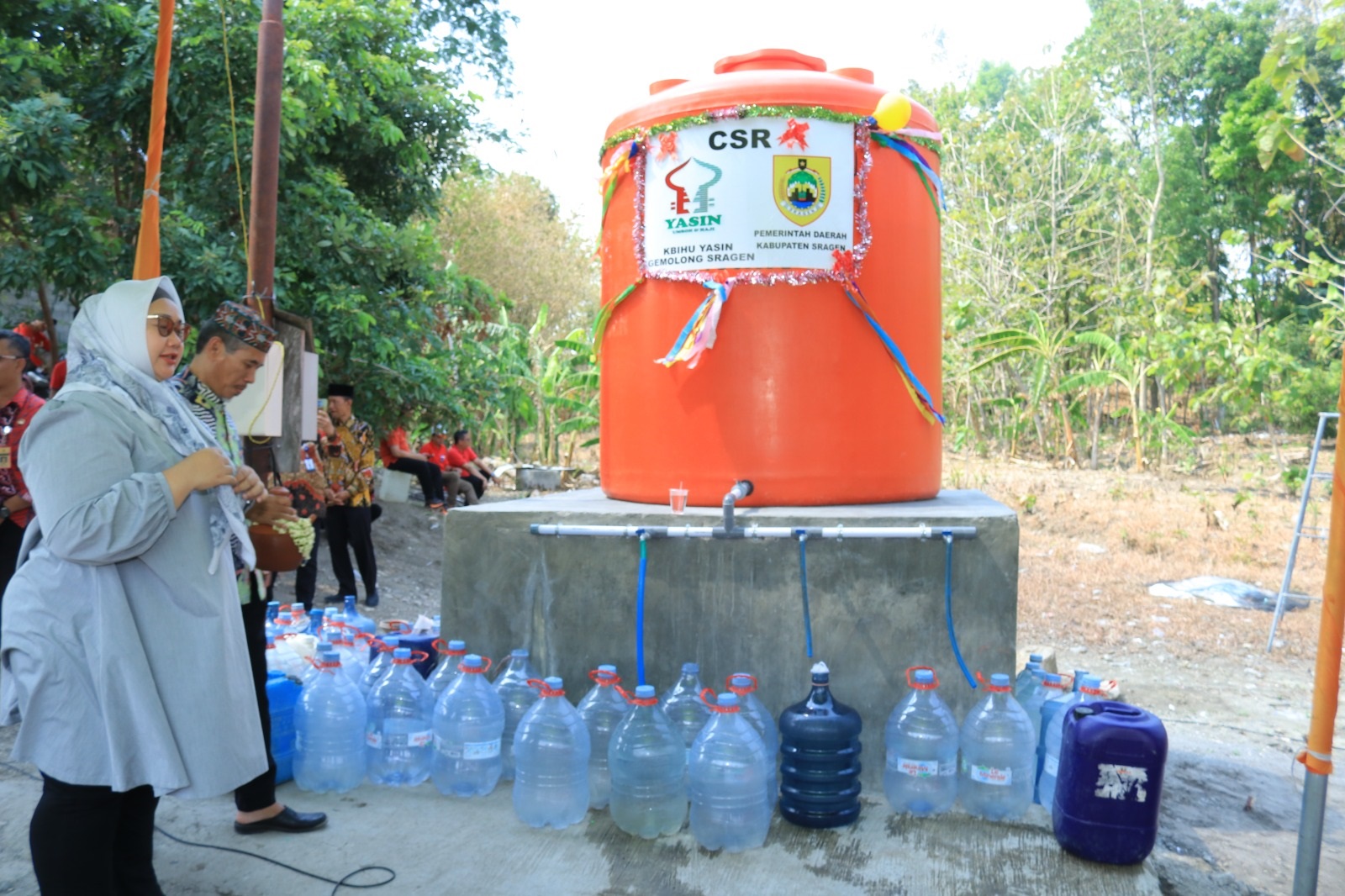 Bupati Sragen Kusdinar Untung Yuni Sukowati menyalurkan bantuan air bersih ke warga pada 2023 silam. (Ahmad Khairudin/Radar Solo)