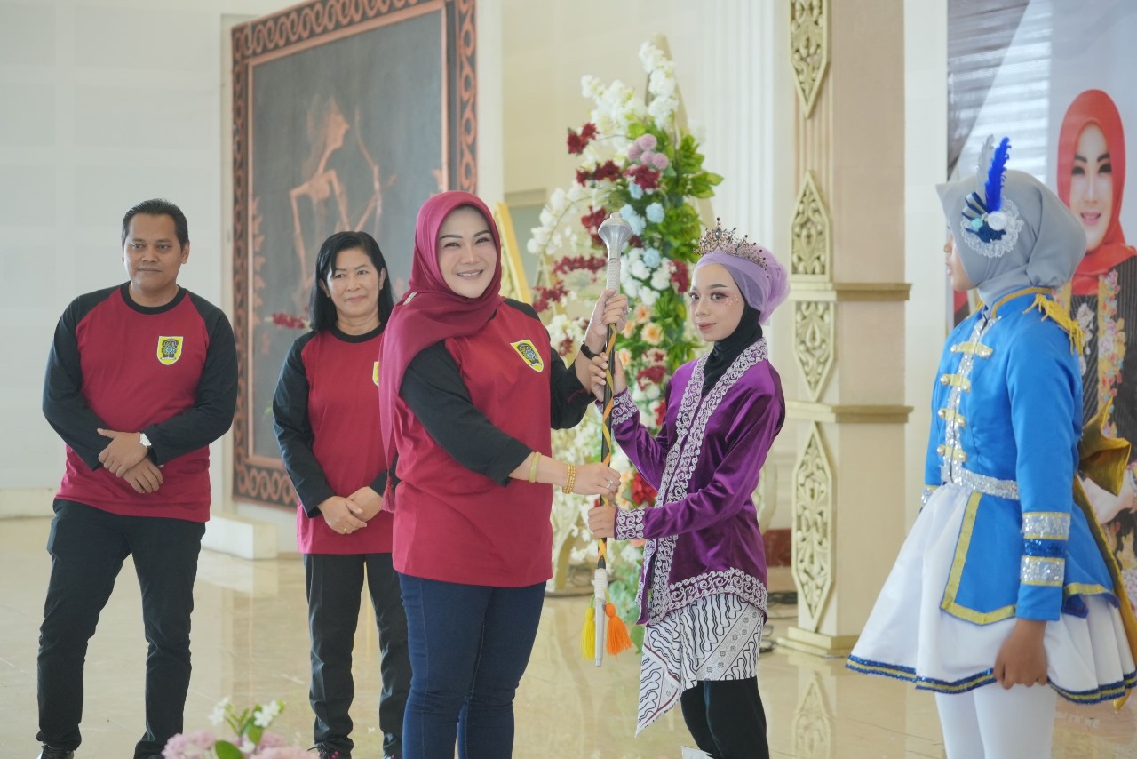 Bupati Klaten Sri Mulyani membuka secara langsung lomba drumband bertajuk Piala Bupati Klaten dengan menyerahkan tongkat mayoret di Grha Bung Karno, Selasa (23/7/2024).