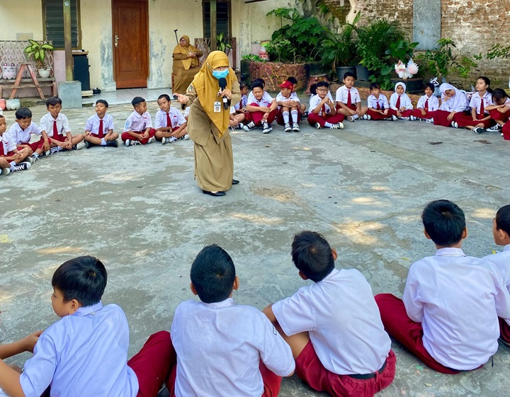 Suasana outing class di halaman SDN Carangan, Kelurahan Baluwarti, Pasar Kliwon, Solo.