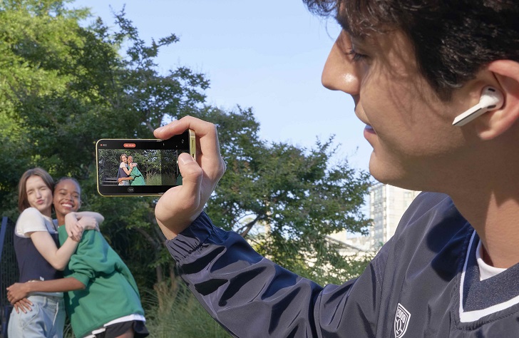 Zooming jadi lebih smooth dengan Camcorder Grip pada Galaxy Z-Flip6.