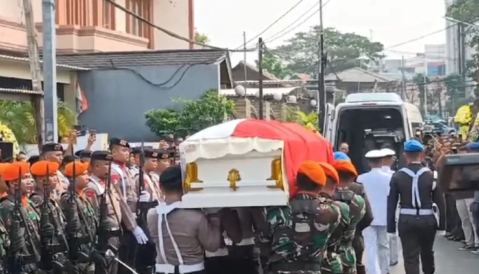 Jenazah Wapres ke-9 RI Hamzah Haz diberangkatkan dari rumah duka di kawasan Matraman, Jakarta Timur menuju pemakaman keluarga di Cisarua, Kabupaten Bogor, Jawa Barat.