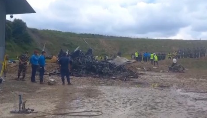Kondisi pesawat Saurya Airlines yang terbakar dan terbelah usai jatuh di Kathmandu, Nepal.