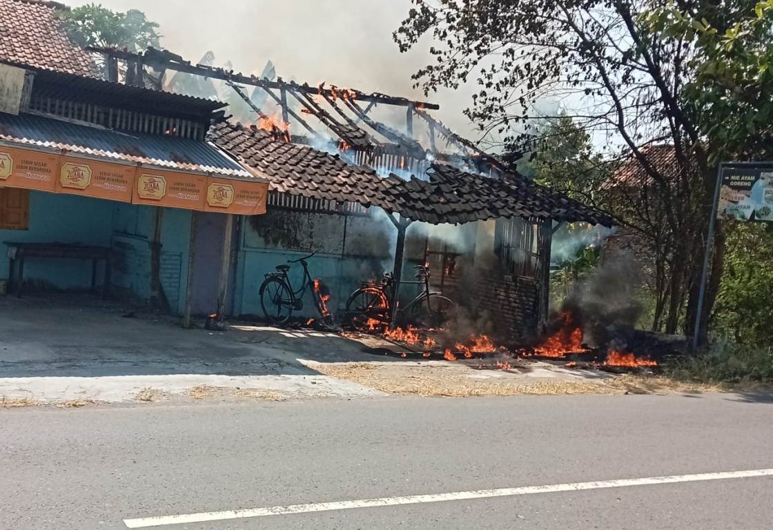 Warung dan dua sepeda onthel di daerah Kecamatan Trucuk, Klaten terbakar, Rabu (24/7/2024). (Angga Purenda/Radar Solo)