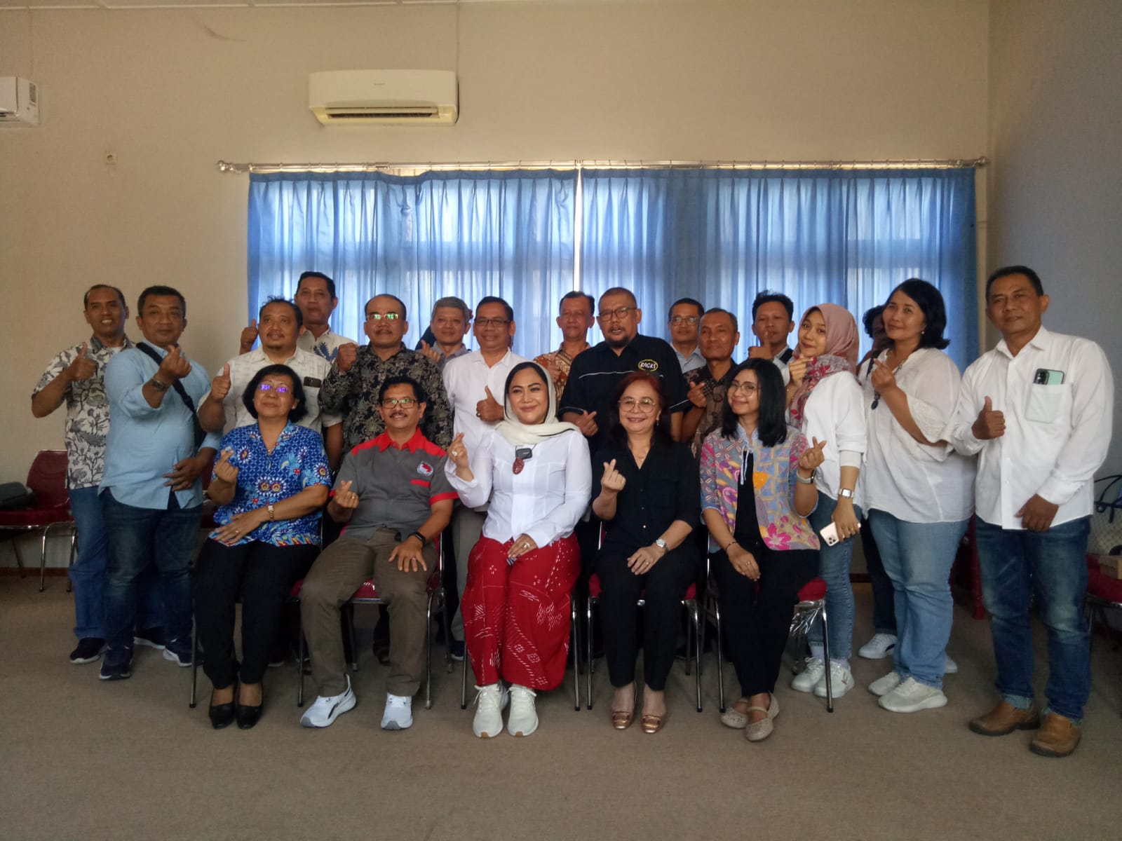 Bakal calon Walikota Solo Diah Warih Anjari dan tim bersama pengurus serta anggota BAGKS.
