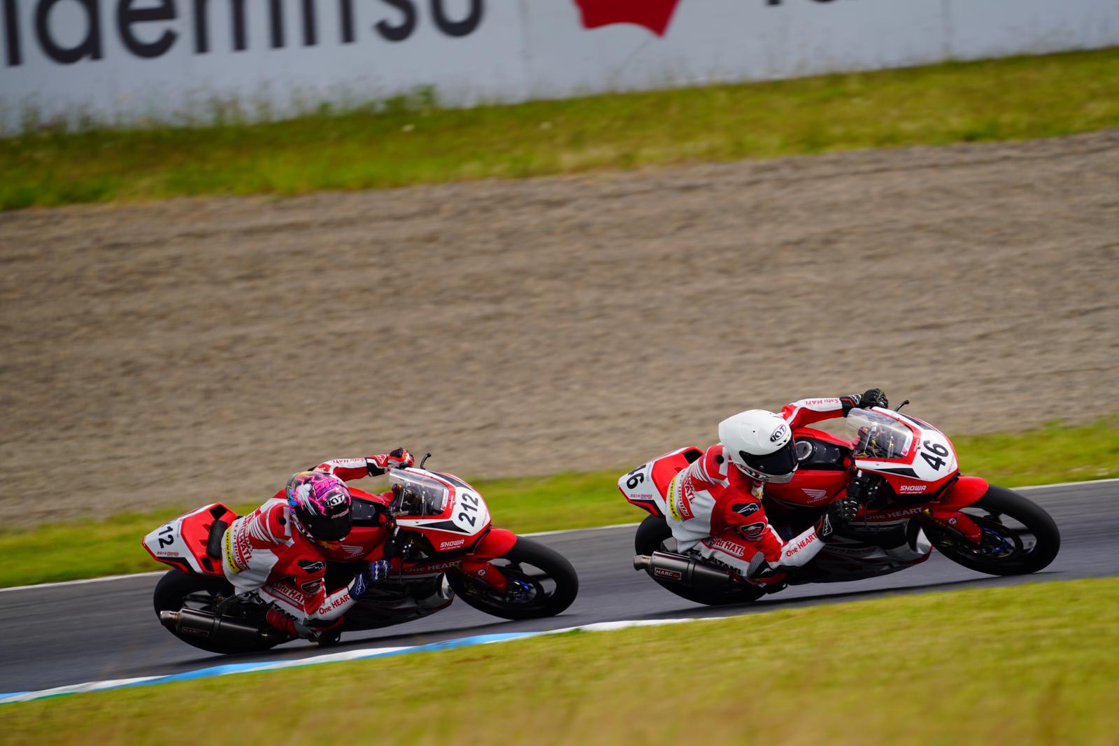 Pebalap AHRT, Herjun Atna Firdaus (depan) dan Kiandra Ramadhipa bakal tampil Asia Road Racing Championship (ARRC) 2024 seri keempat  di Pertamina Mandalika International Street Circuit, Mandalika, NTB