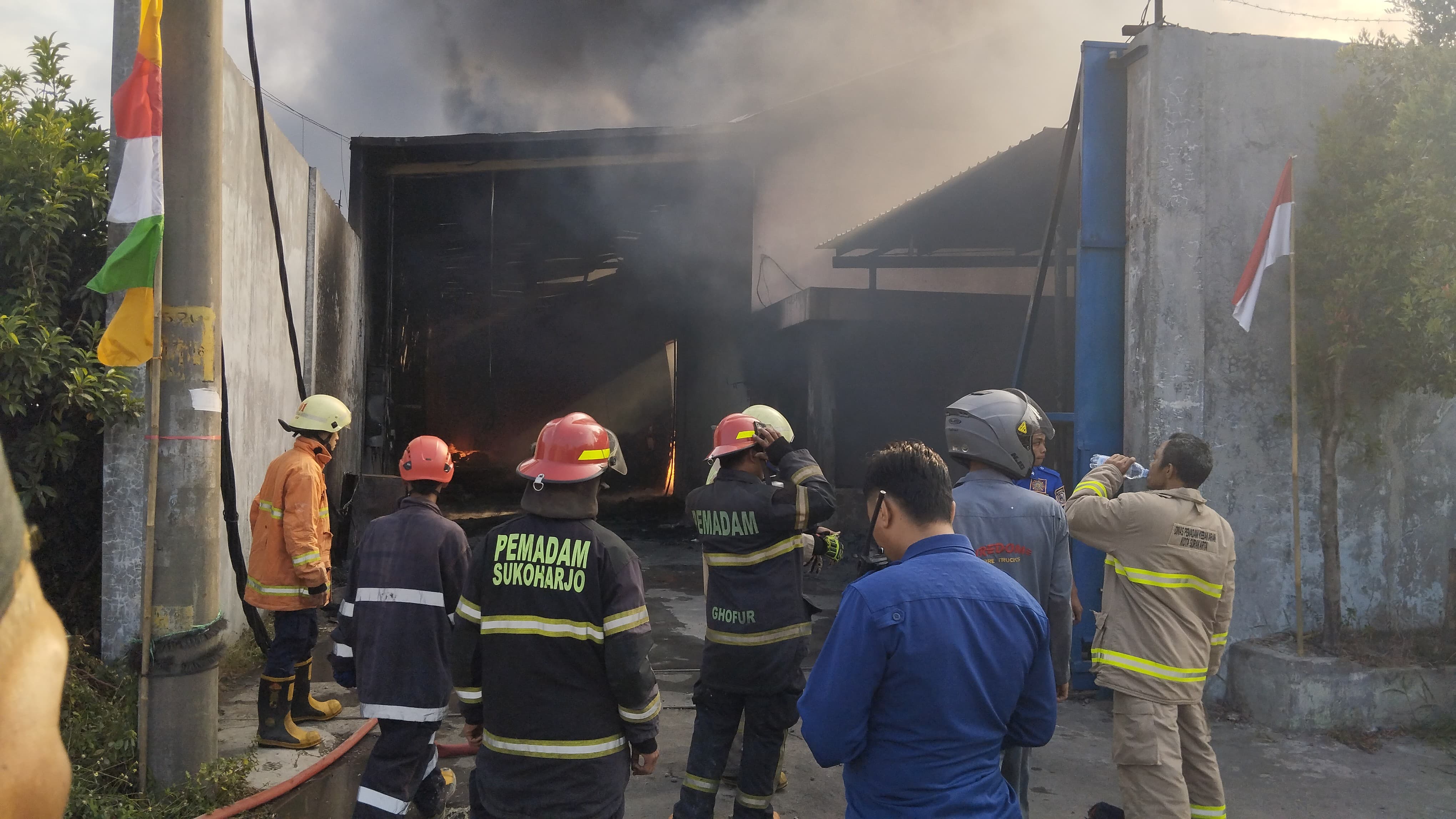 Kondisi gudang produksi biji plastik di kecamatan Tasikmadu, Karanganyar usaha terbakar. (Rudi Hartono/Radar Solo)