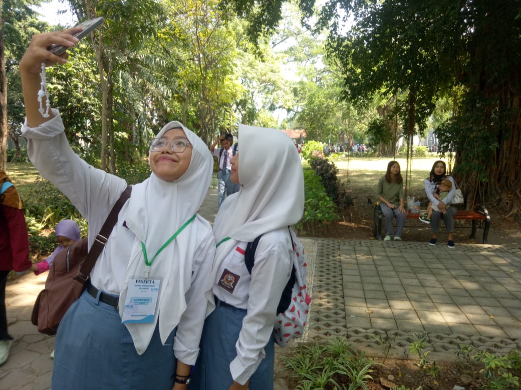 Para  pelajar datang di Taman Balekambang di Kota Solo yang mulai dibuka.