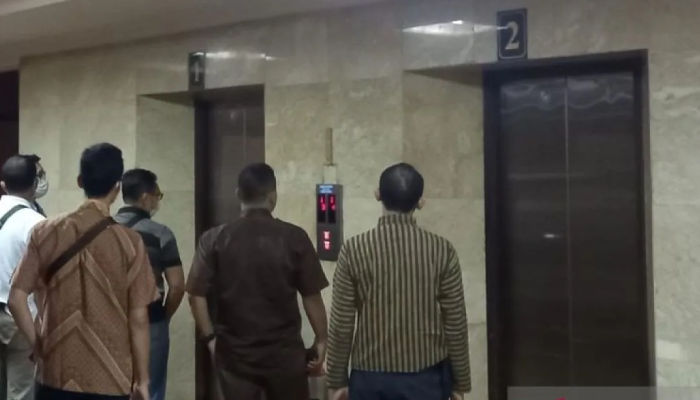 Sejumlah penyidik KPK saat akan memasuki lift di Gedung DPRD Jateng, Kamis (25/7) malam.