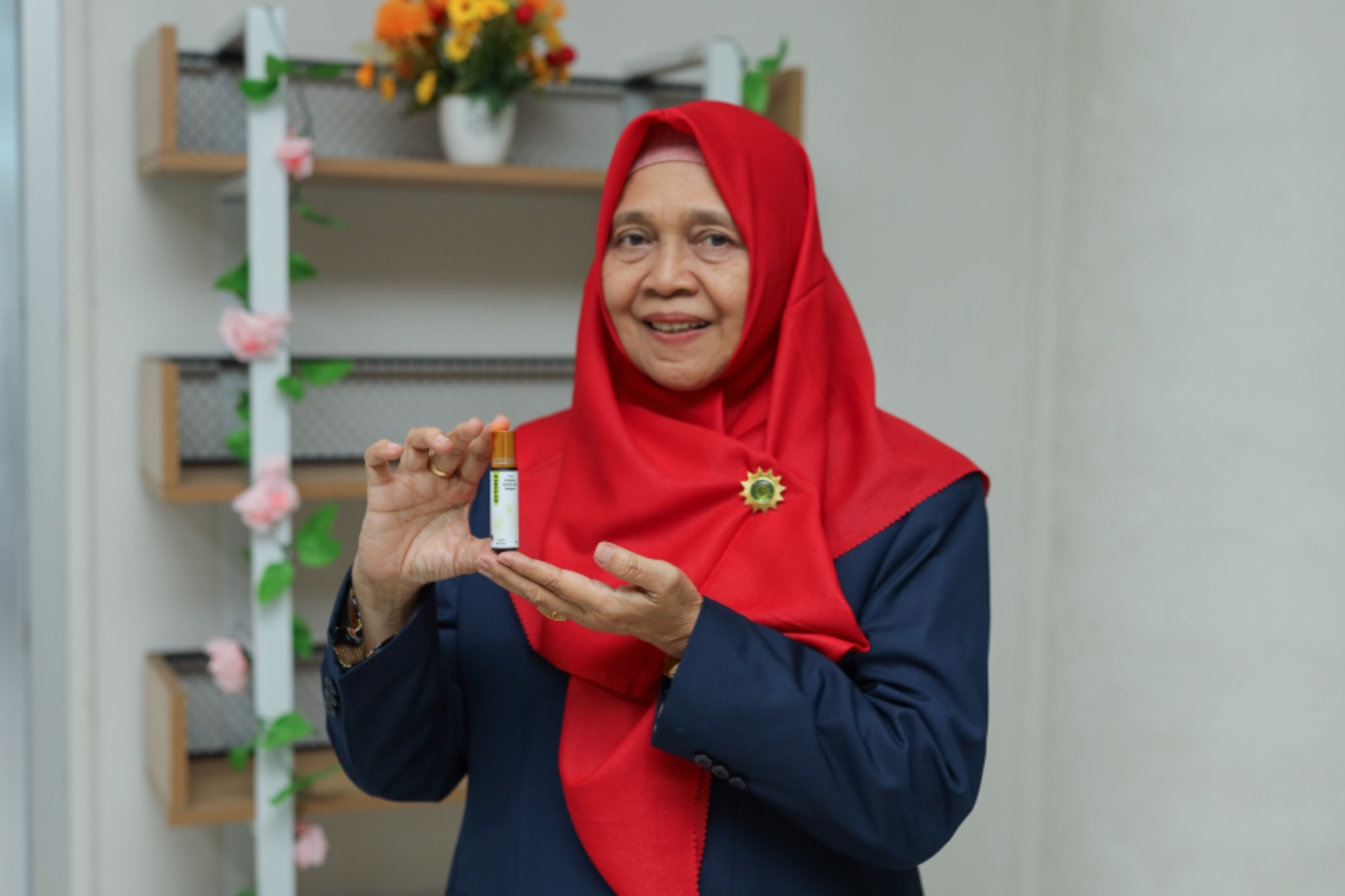 Dosen Prodi Teknik Kimia Fakultas Teknik (FT) UMS Kun Harismah tunjukkan produk aromaterapi.