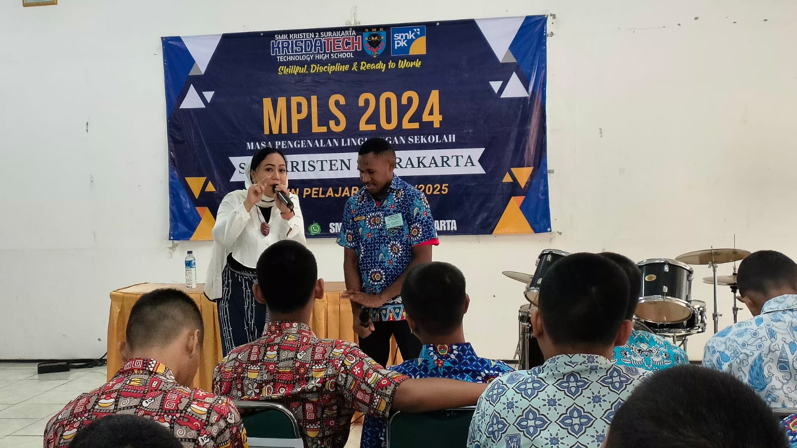 Diah Warih Anjari berinteraksi dengan siswa untuk memacu semangat mewujudkan mimpinya.