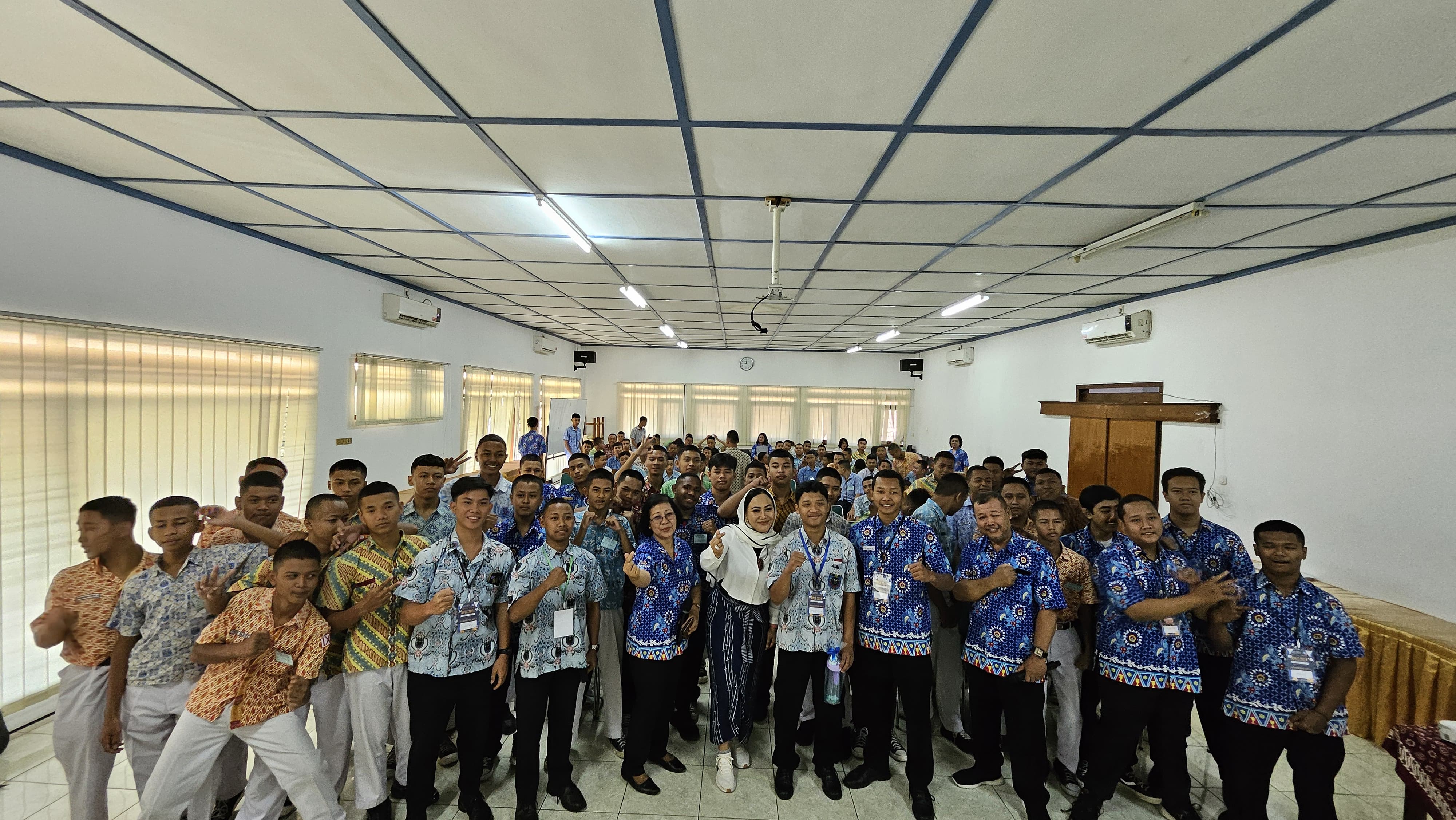 Diah Warih bersama para pelajar. Dia bersemangat tularkan ilmu sukses.