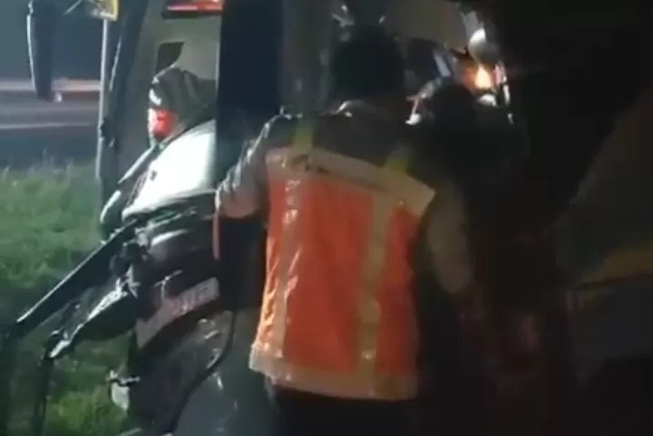 Kecelakaan lalu lintas menimpa rombongan dosen Universitas Pamulang, Tangerang Selatan. Peristiwa terjadi di Ruas Tol Cipali Km 176+300.
