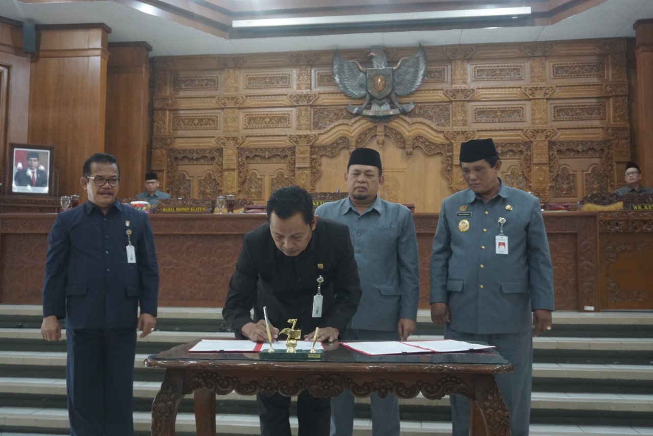 Penyerahan dokumen atas persetujuan KUPA-PPAS dan penetapan tiga perda dalam rapat paripurna di Gedung Paripurna DPRD Klaten, Kamis (25/7/2024).