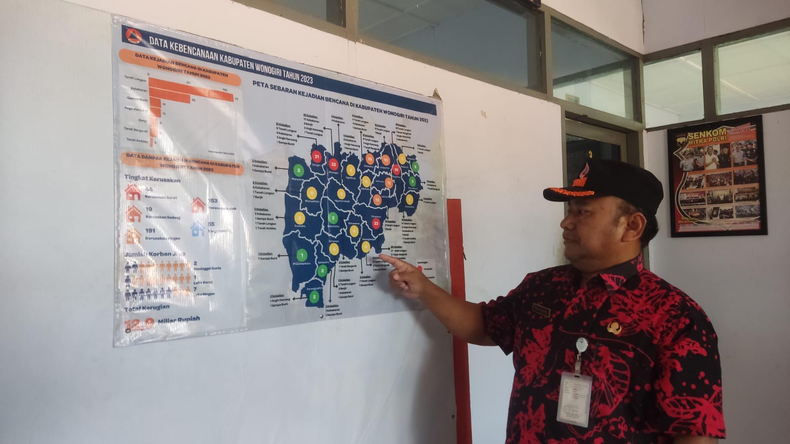 Plt Kepala Pelaksana BPBD Wonogiri Trias Budiono tunjukkan peta kebencanaan di Kantor BPBD Wonogiri, Kamis (25/7/2024).