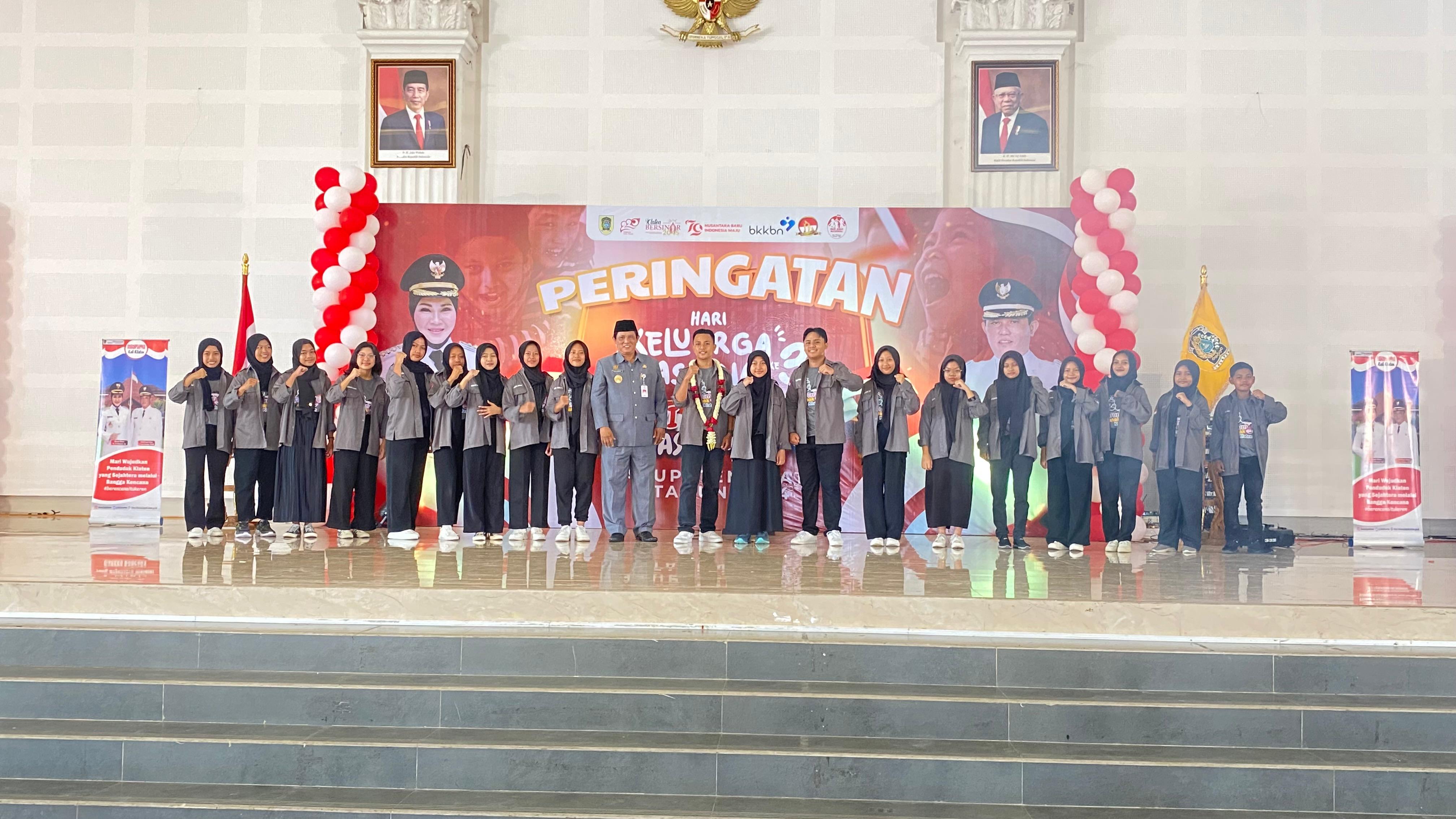 Wabup Klaten Yoga Hardaya bersama pengurus Forum Anak Klaten pada peringatan Harganas dan HAN di Grha Bung Karno, Kelurahan Buntalan, Klaten Tengah, Kamis (25/7/2024).