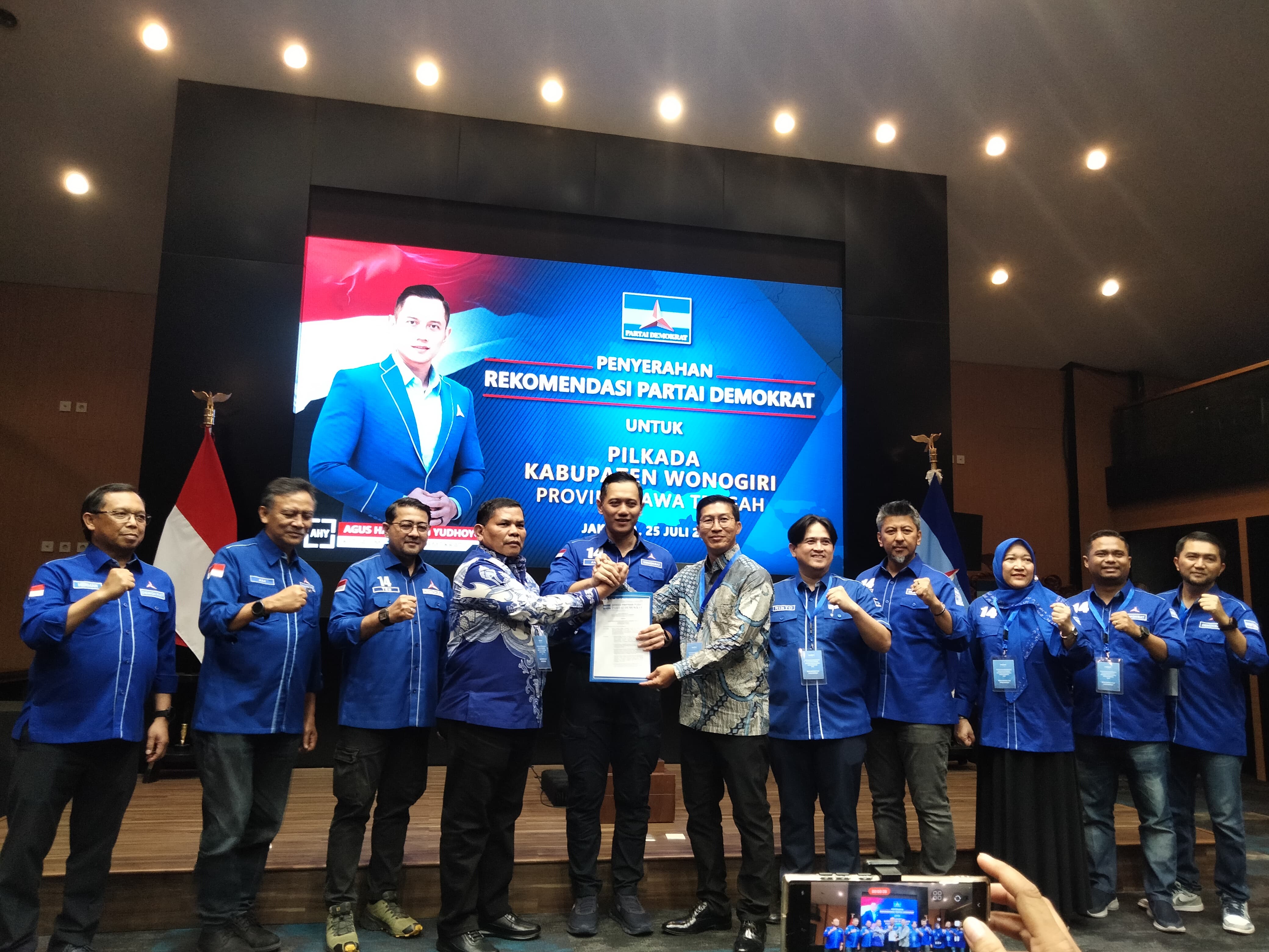 Ketum Partai Demokrat Agus Harimurti Yudhoyono menyerahkan rekomendasi Cabup-Cawabup Wonogiri untuk Tarso dan Teguh di Kantor DPP Partai Demokrat, Kamis (25/7/2024).