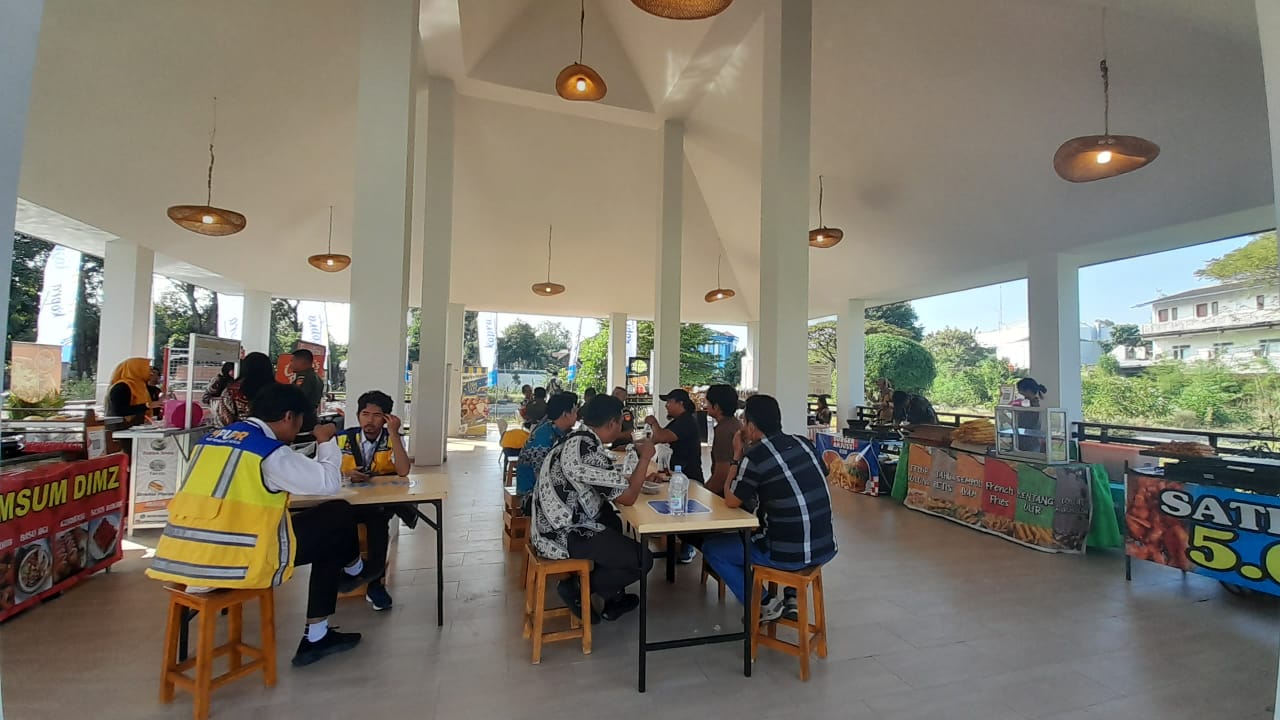 Pengunjung memadati stan UMKM binaan Bank Mandiri pada launching Taman Balekambang, Kamis (25/7/2024).