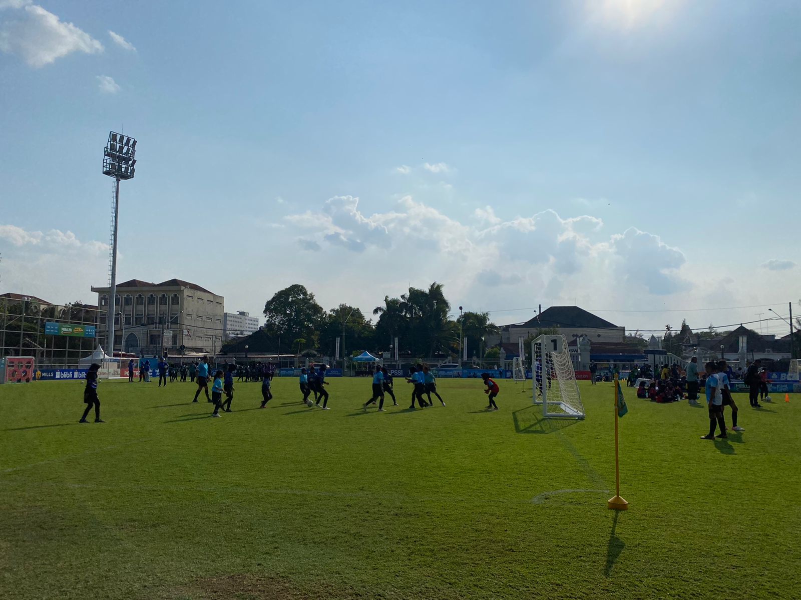 Pertandingan sepak bola putri tingkat SD di Lapangan Kottabarat, Jumat (26/7).