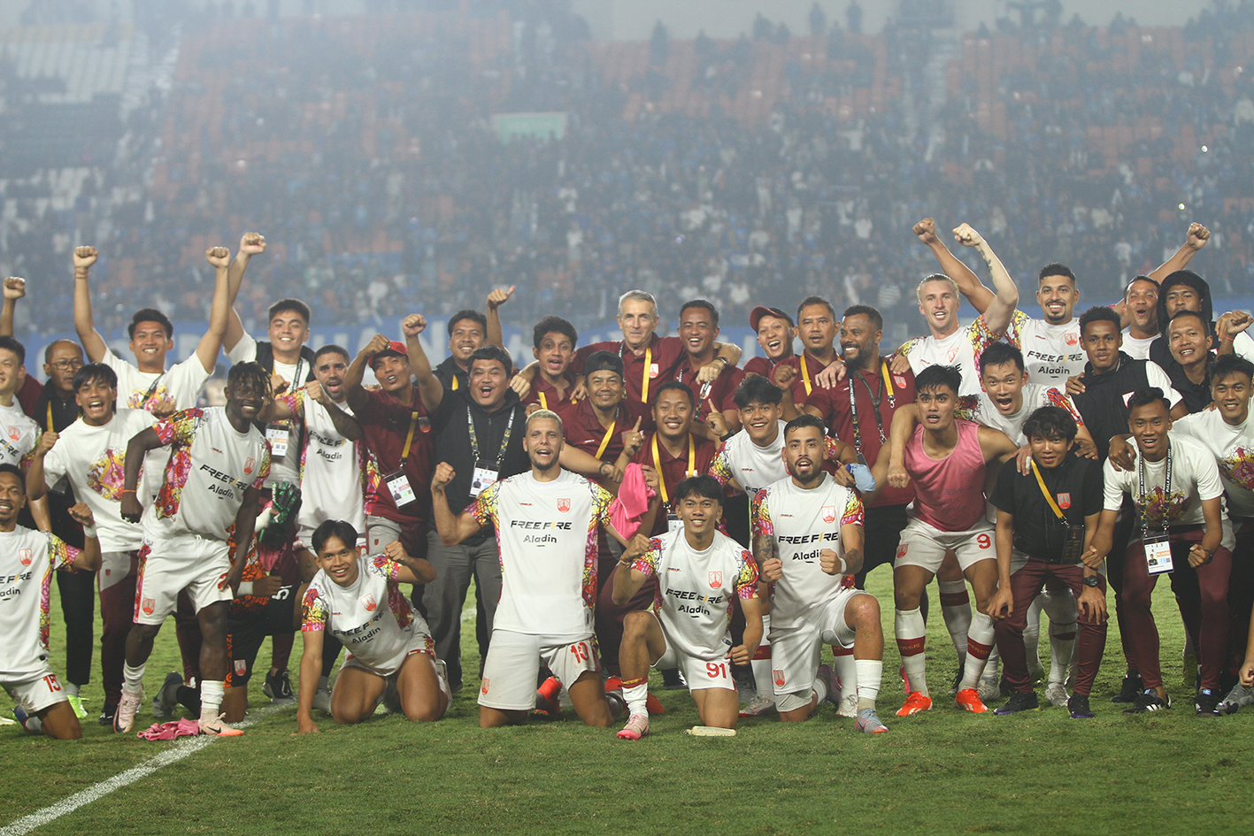 Para pemain Persis Solo merayakan kemenangan atas Persib Bandung di Stadion Si Jalak Harupat, 25 Juli.