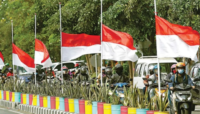 Ilustrasi pengibaran bendera setengah tiang di Jalan Ahmad Yani, Surabaya.