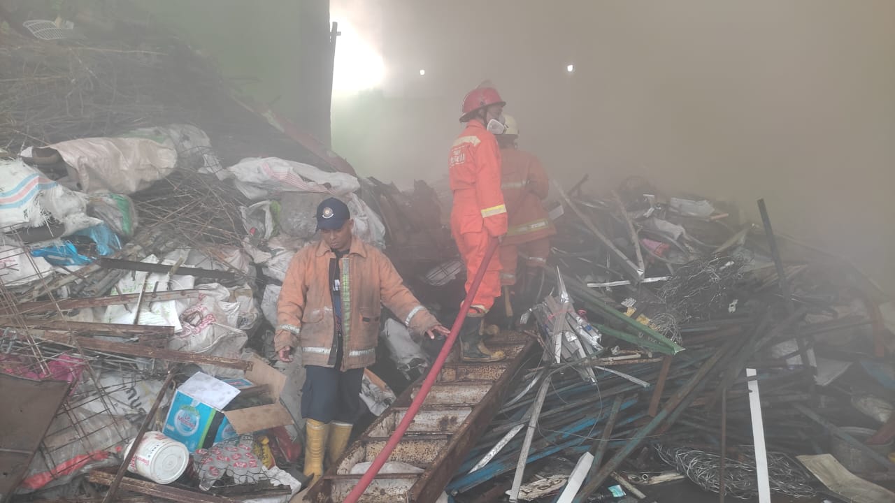 Upaya pemadaman kebakaran gudang rosok di Desa Wonorejo, Kecamatan Gondangrejo, Karanganyar, Jumat (26/7/2024). (Rudi Hartono/Radar Solo)