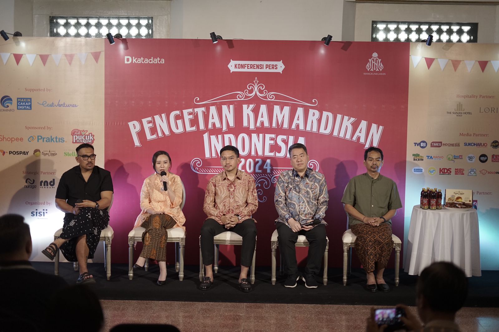 Direktur Eksekutif Indonesia Christin Djuarto (dua dari kiri) di dialog bertajuk &lsquo;Pengetan Kamardikan Indonesia 2024&rsquo; di Candi Ratna Pura Mangunegaran, Kota Solo, Jumat (26/7/2024).