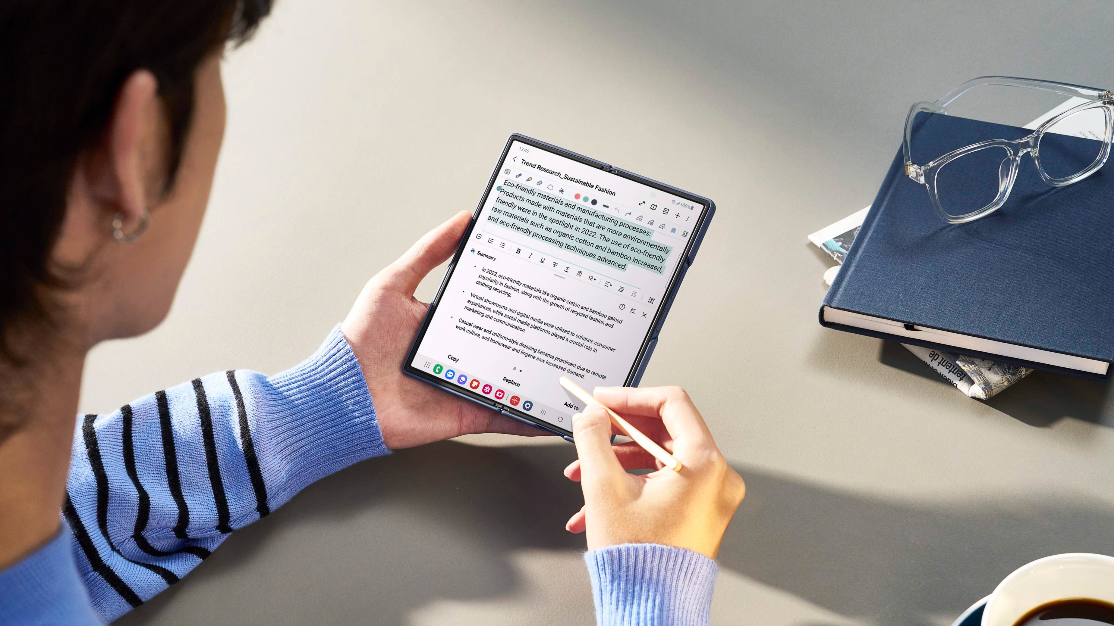 Ragam fitur AI pada Galaxy Z Fold6 yang semakin canggih memudahkan produktivitas penggunanya.