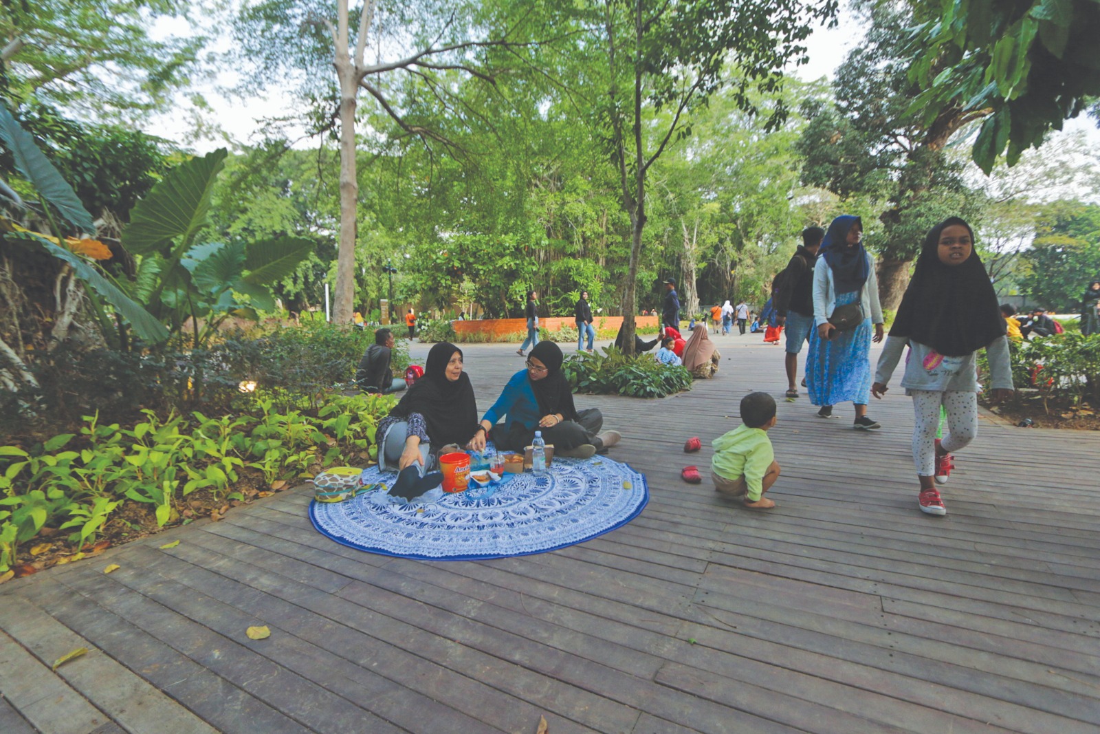Sejumlah pengunjung menikmati suasana baru di Taman Balekambang Surakarta saat pertama kali dibuka pascarevitalisasi, Kamis (26/7). Sementara Prioritas Event