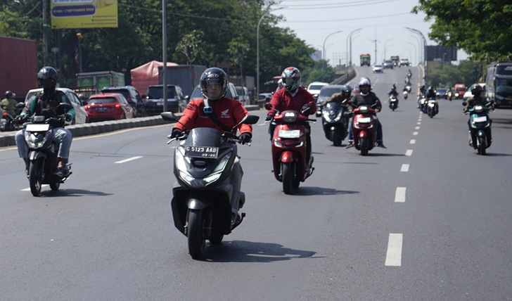 Honda PCX cocok untuk dikendarai di kawasan perkotaan karena memberikan kenyamanan, keamanan, dan efisiensi dalam berkendara.