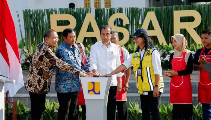Pj Gubernur Jateng Nana Sudjana mendampingi Presiden Jokowi meresmikan Pasar Jongke Solo, Sabtu (27/7).