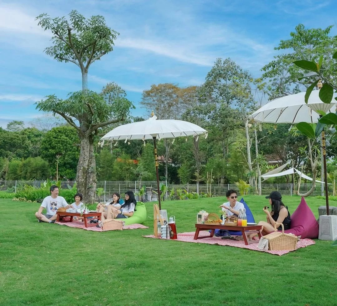 Piknik dengan latar Gunung Lawu dan persawahan di Semar Edupark Karanganyar.