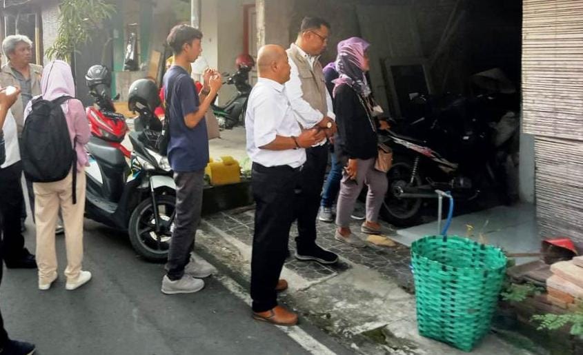 Petugas pantarlih KPU Karanganyar melakukan pencocokan dan penelitian (coklit) data pemilih. (Rudi Hartono/Radar Solo)