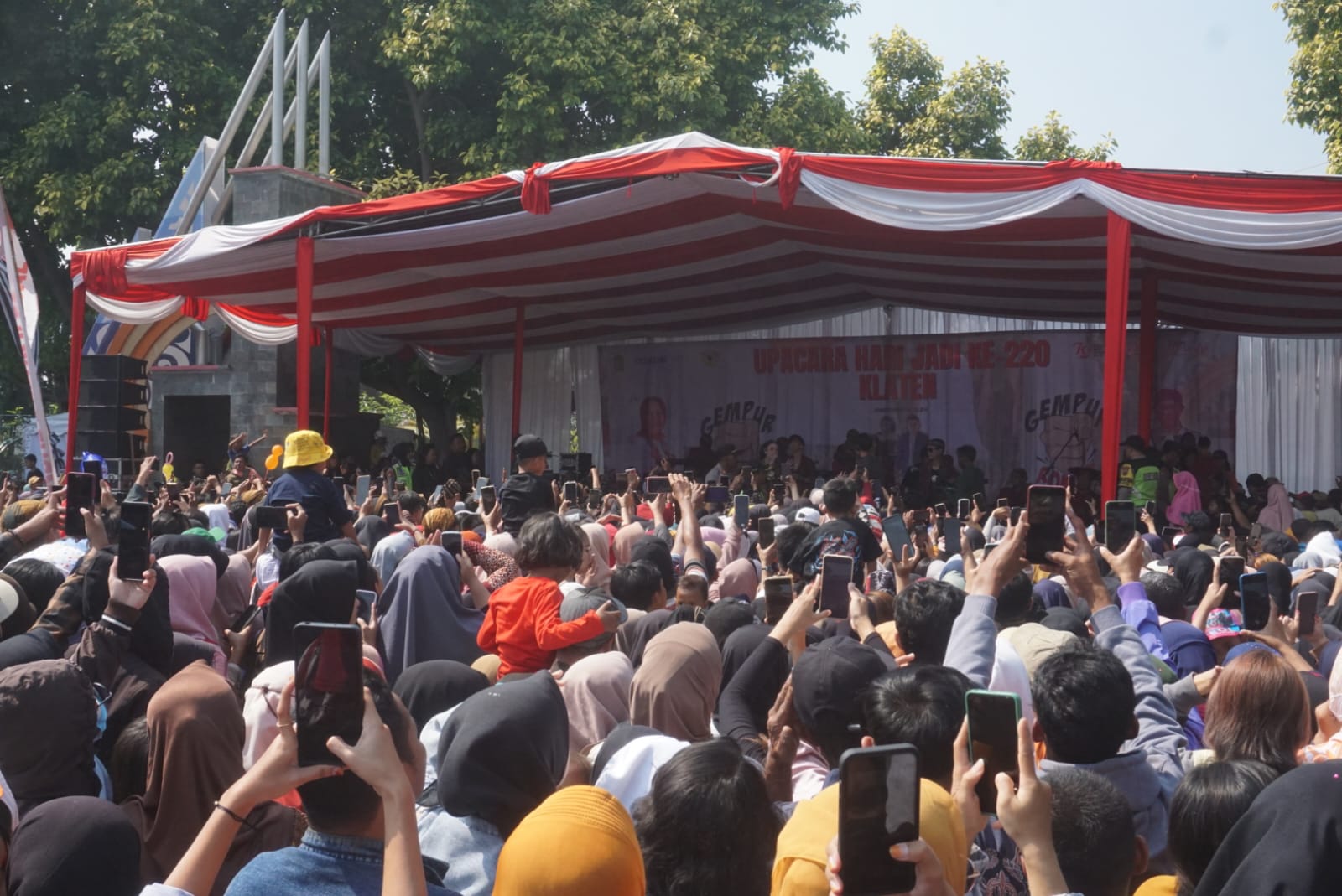 Meriahnya Pentas Musik Hari Jadi Klaten dalam rangka sosialisasi gempur rokok ilegal. Massa menyemut menikmati suara merdu Niken Salindry di Alun-Alun Klaten, Minggu (28/7/2024).