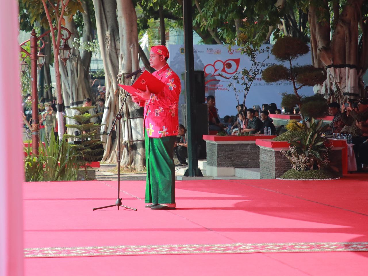 Ketua DPRD Klaten Hamenang Wajar Ismoyo membacakan sejarah singkat dan penetapan Hari Jadi Klaten dalam Upacara Hari Jadi Klaten di Alun-alun Klaten, Minggu (28/7/2024).