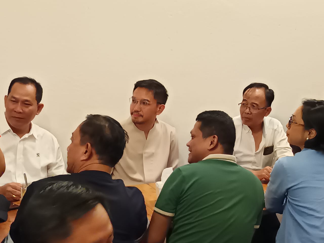 KGPAA Mangkunegara X (tengah) wedangan bareng elite parpol di Kota Solo, Minggu (28/7/2024) malam.