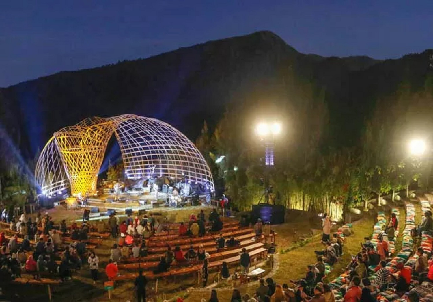 Gelaran Jazz Gunung Bromo sedot wisatawan. (Jawapos.com)