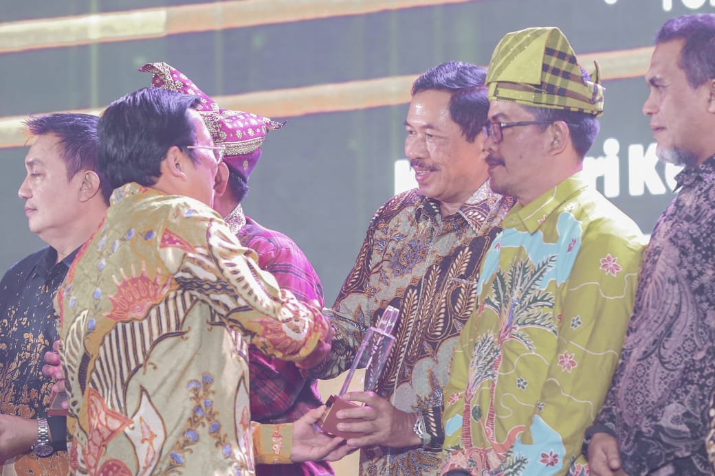 Pj Gubernur Jateng Nana Sudjana terima penghargaan pada acara Bapanas Award di The Sultan Hotel & Residence Jakarta, Minggu (28/7/2024) malam.
