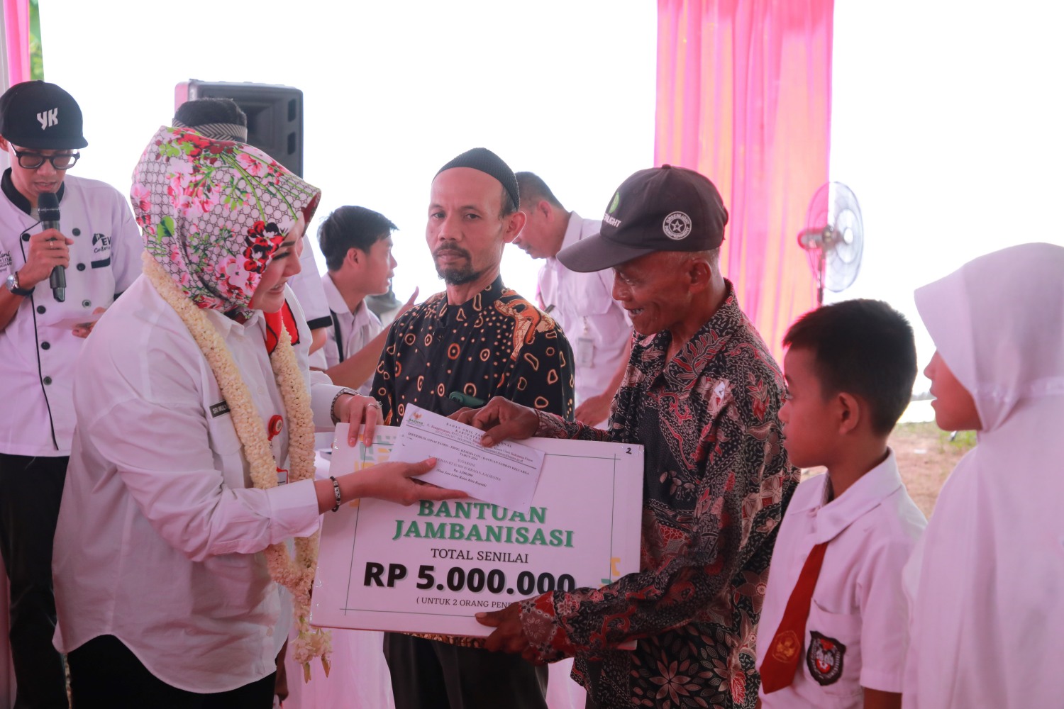BERI MANFAAT: Pemberian bantuan jambanisasi di sela Sambang Warga.
