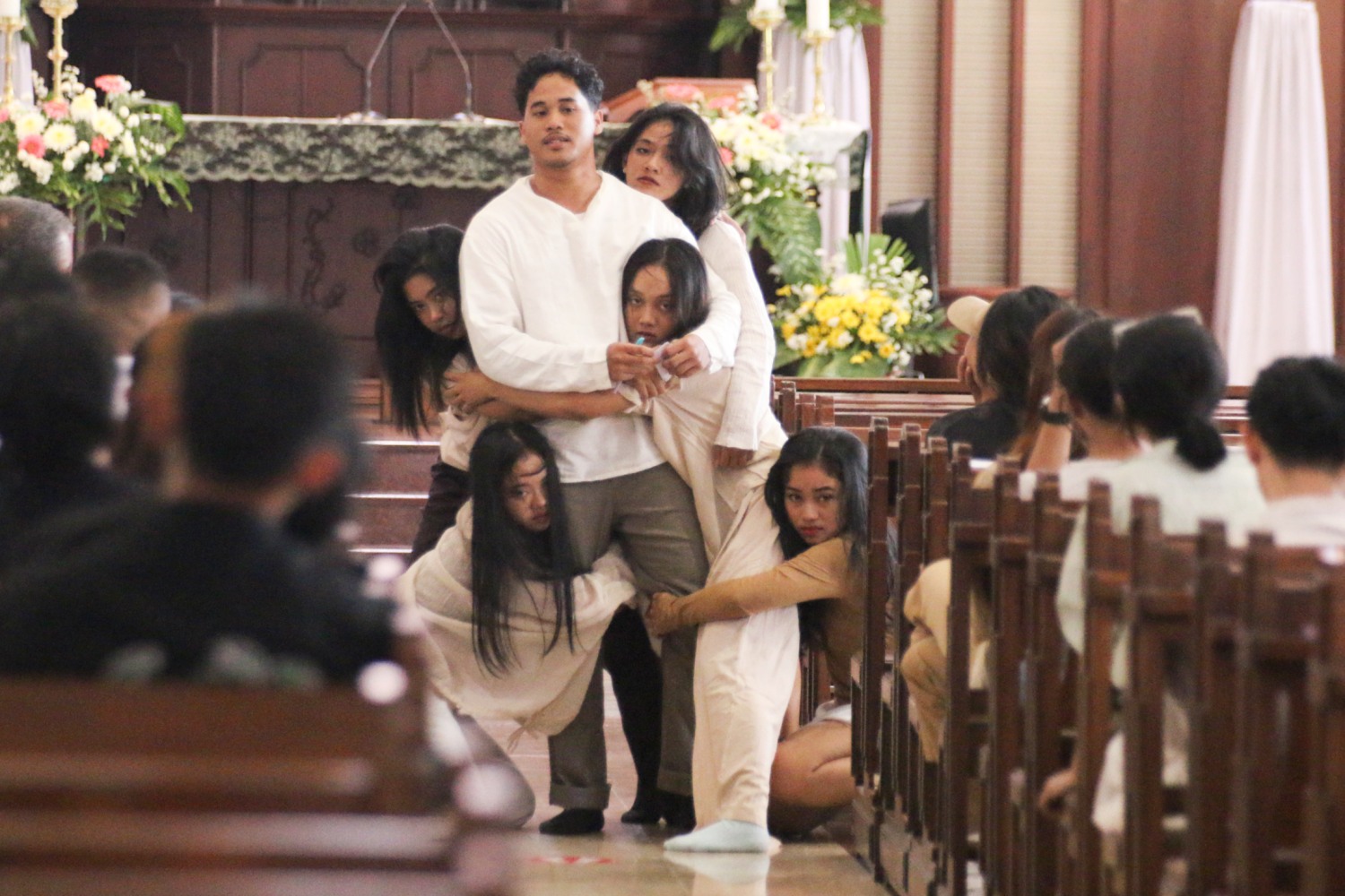 EKSPRESIF: Perform bertajuk Gereja Muda oleh Mike Hapsari dkk di Gereja Katolik Santo Antonius Padua Purbayan Solo, Senin (22/7/2024).