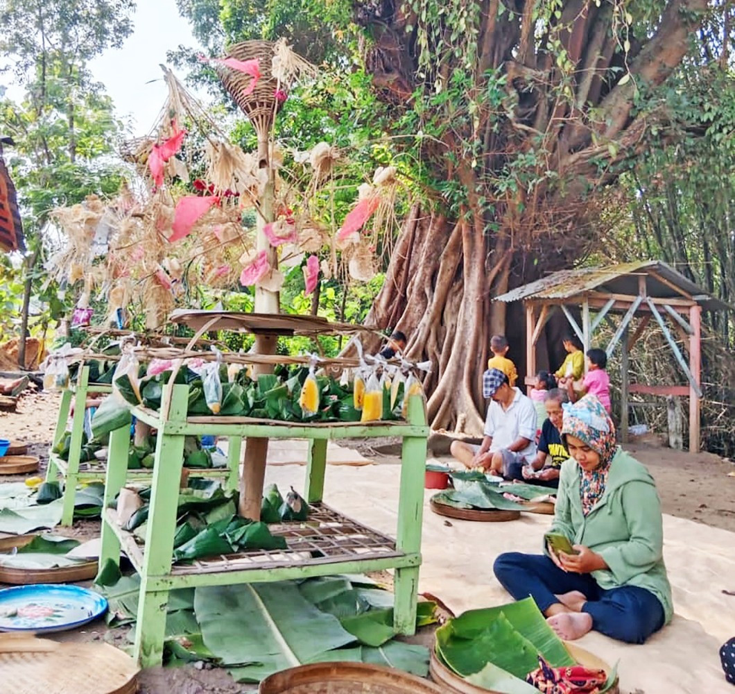 NGALAP BERKAH: Peziarah dari luar daerah berkunjung ke Petilasan Eyang Somenggolo di Desa Bener, Kecamatan Ngrampal, Kabupaten Sragen, belum lama ini.