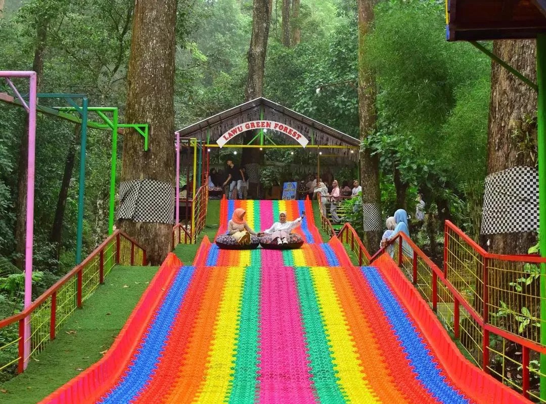 Rainbow Slide, salah satu wahana di Lawu Green Forest, tempa wisata keluarga di dekat Solo yang cocok dikunjungi saat Lebaran.