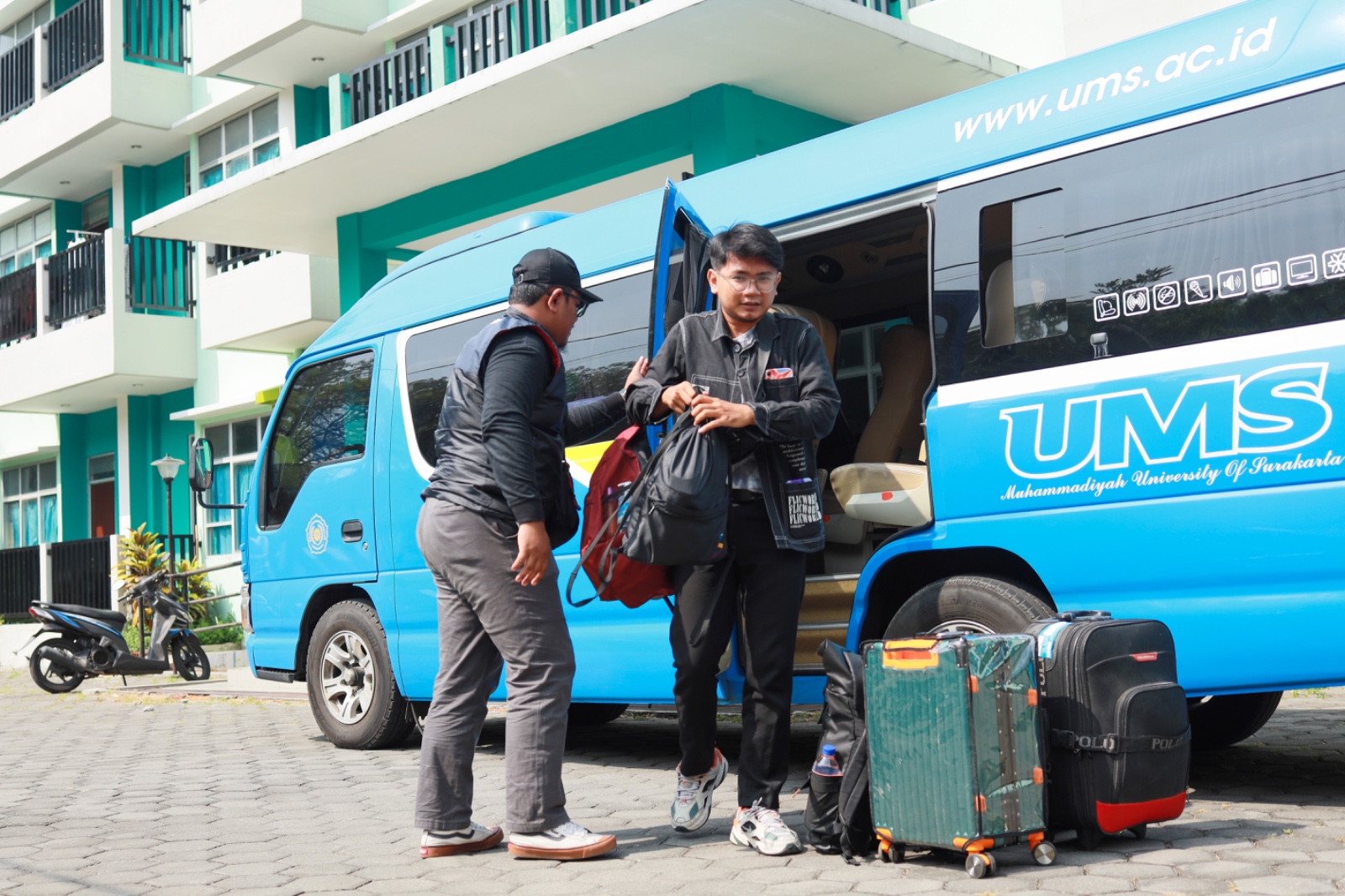 UMS menjemput salah seorang peserta KKNMAs yang baru tiba di Kota Solo, senin (29/7/2024).  &nbsp;